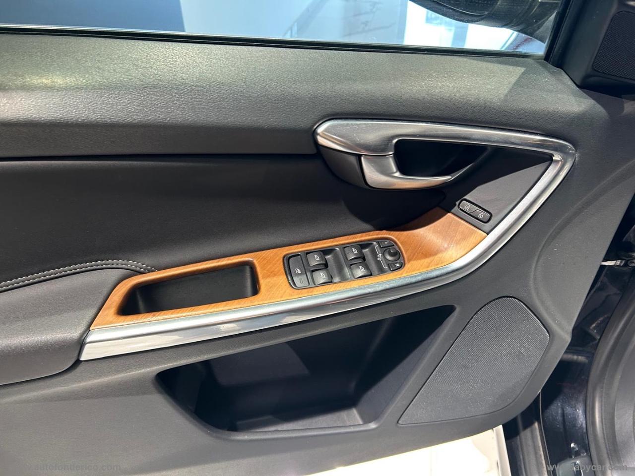 VOLVO XC60 D4 R-design Momentum