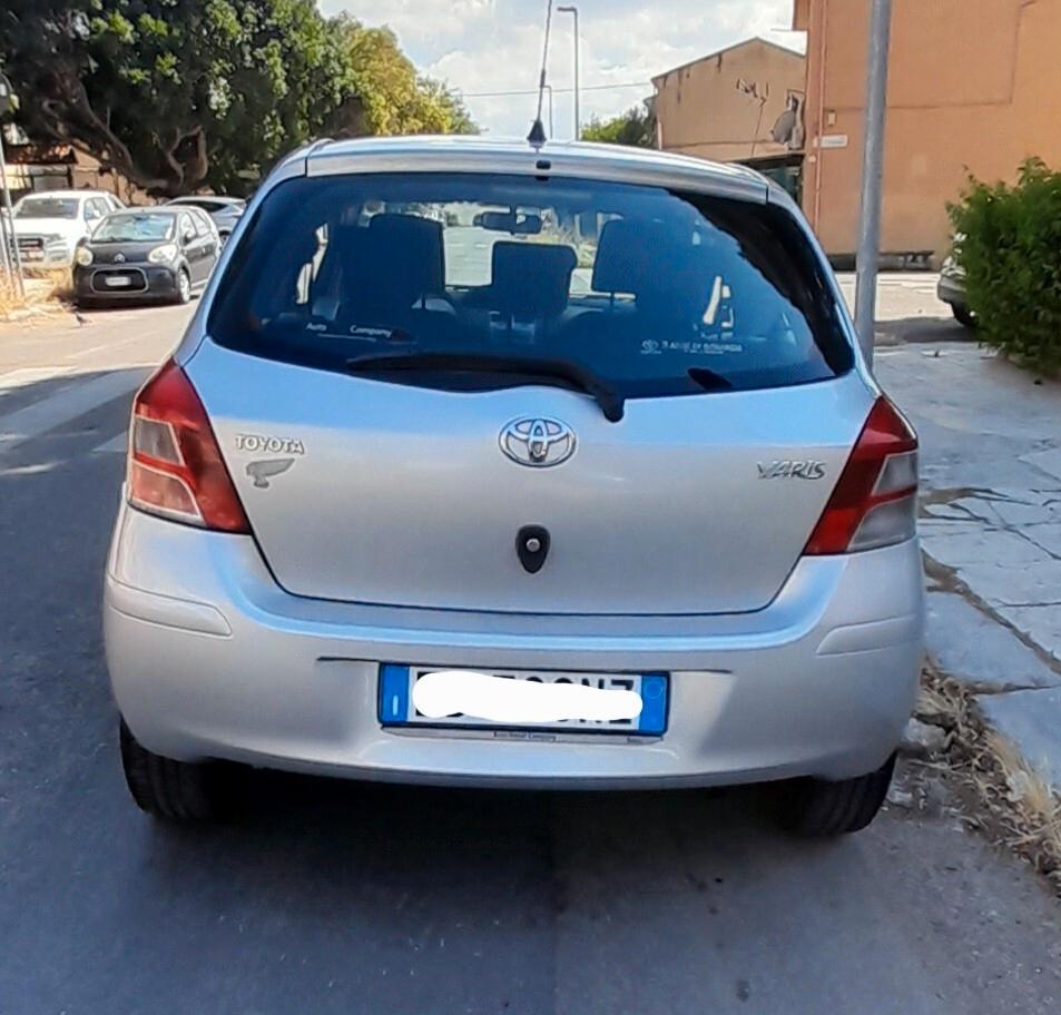 Toyota Yaris 1.0 benzina x neo patentati