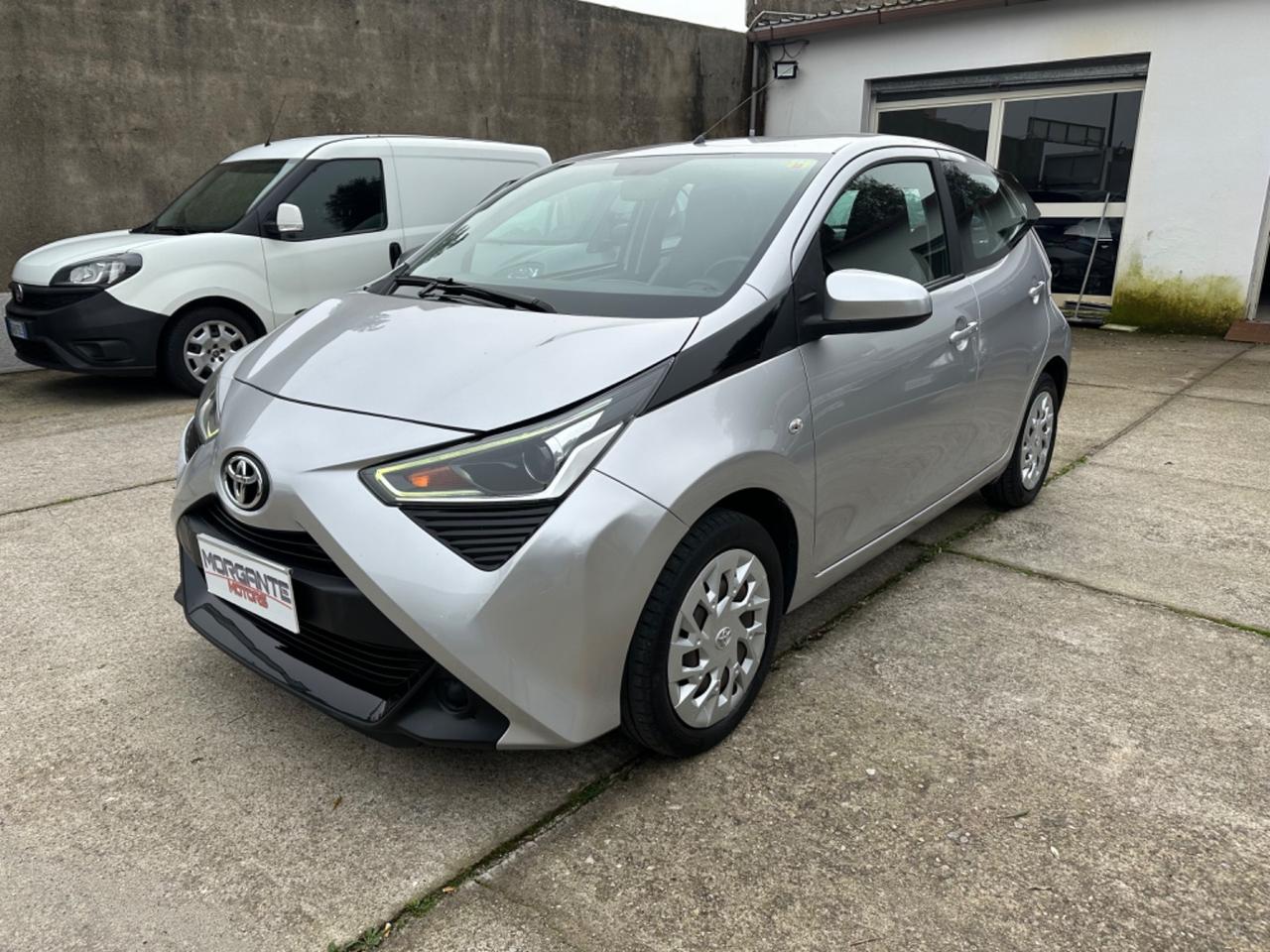 Toyota Aygo 1.0 VVT-i 72 CV 5 porte x-cool 2019