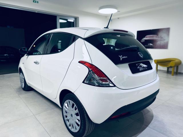 Lancia Ypsilon 1.0 firefly hybrid Silver