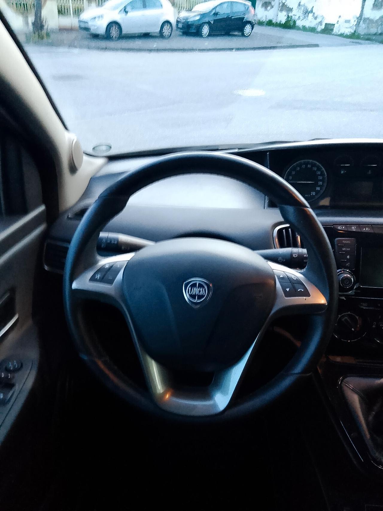 Lancia Ypsilon 1.2 69 CV 5 porte Gold