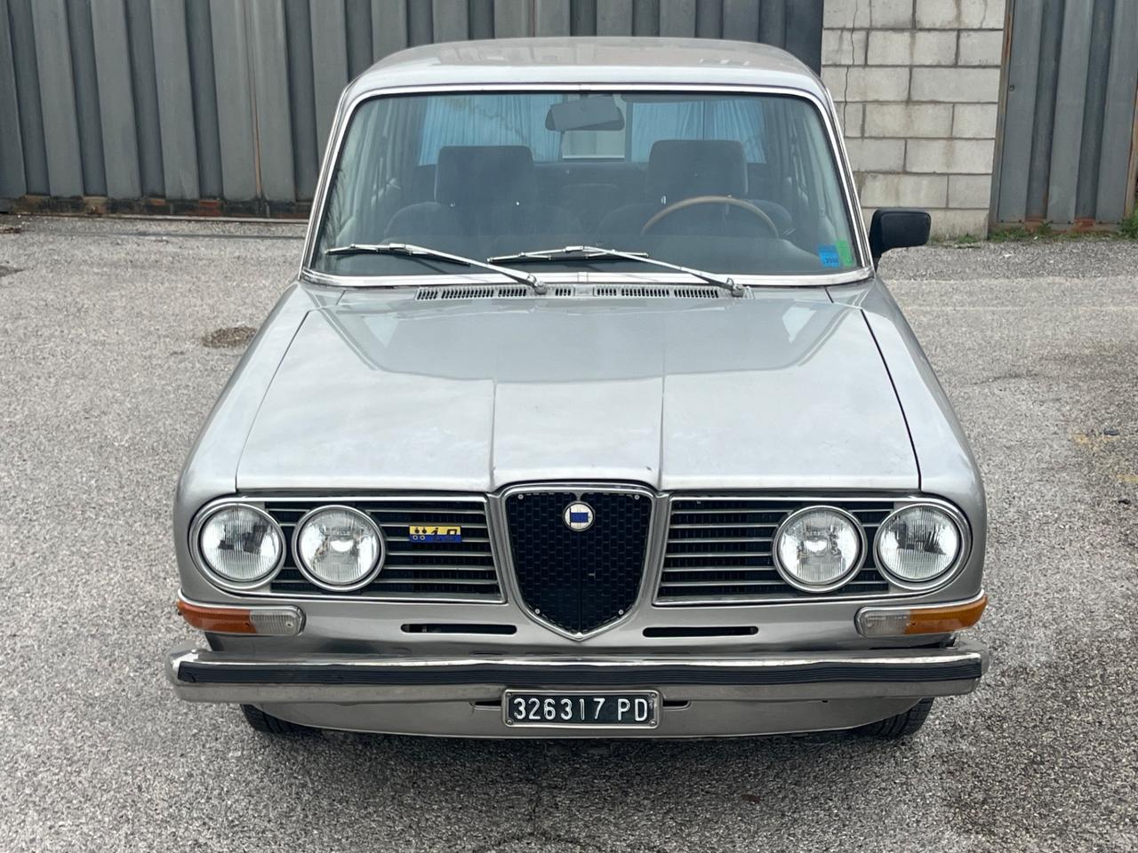 Lancia 2000 iniezione ( Flavia berlina )