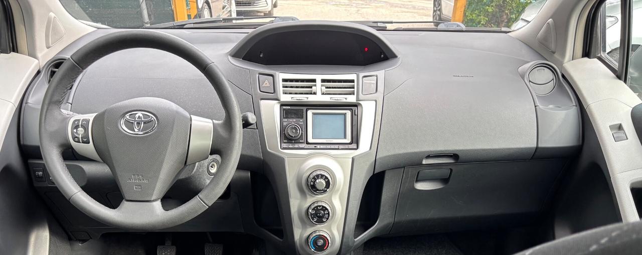 Toyota Yaris 1.3 5 porte Navi OK Neopatentati