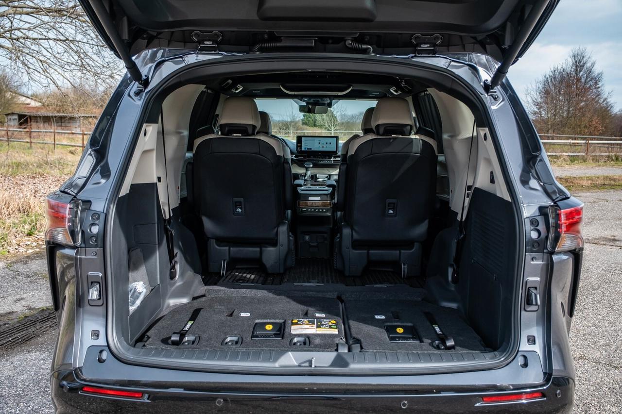 Toyota Sienna Limited Platinum Hybrid AWD