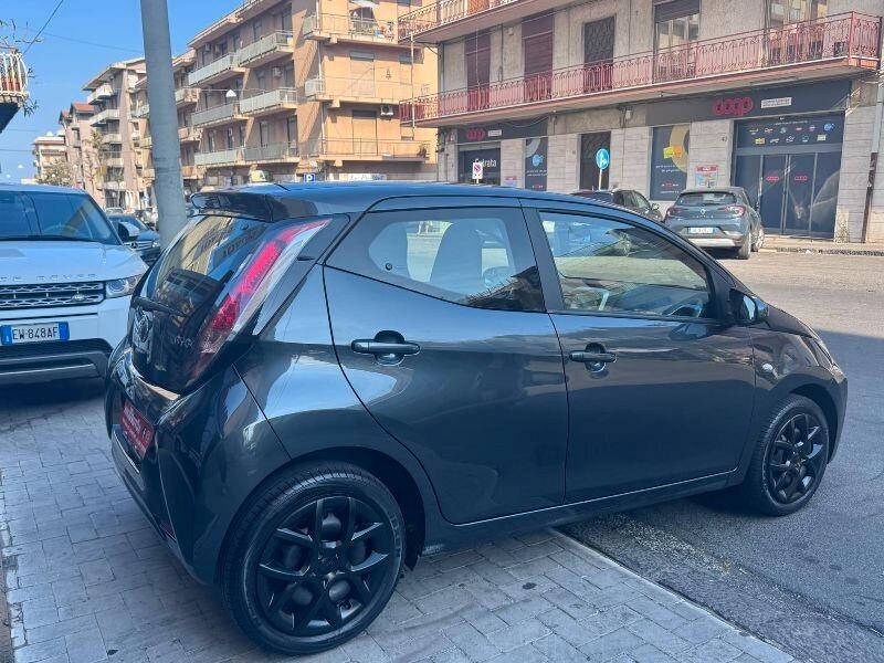 Toyota Aygo 1.0 VVT-i 69 CV 5 porte x-black