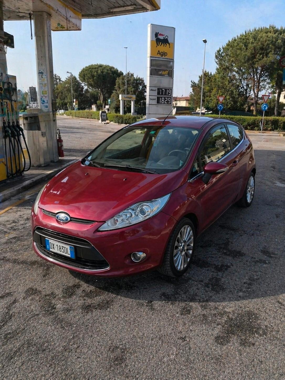 FORD FIESTA 1.4 TDCI TITANIUM – – REVISIONATA – PERFETTA Ottima Ford Fiesta 1.4 TDCI 68 cv, versione Titanium, auto affidabile ed economica nei consumi, ideale per uso quotidiano. Immatricolazione: 2009 Chilometraggio: 150.000 km Alimentazione:
