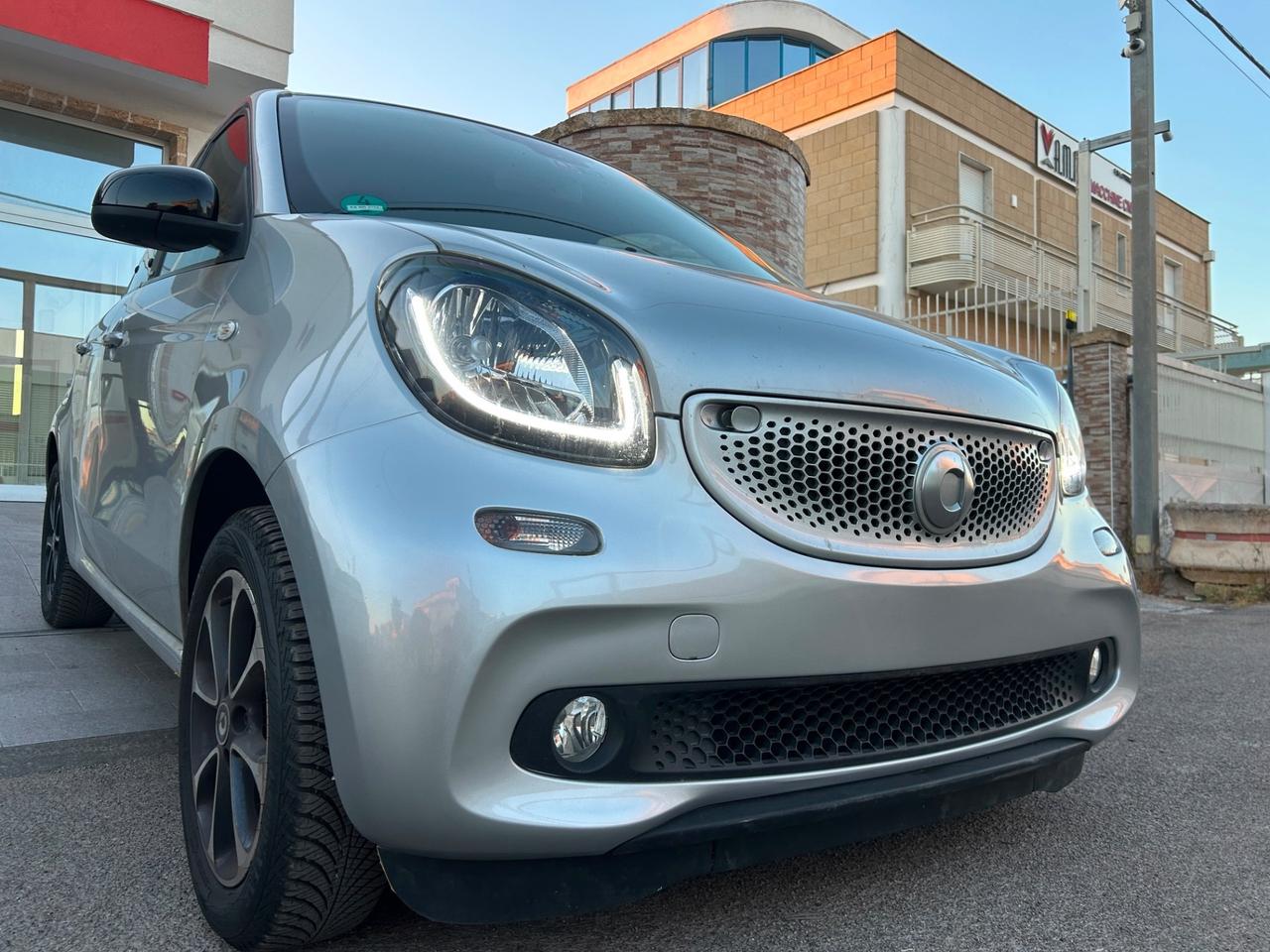 Smart ForFour 0.9 Turbo Passion-2015 NAVI/LED/15"