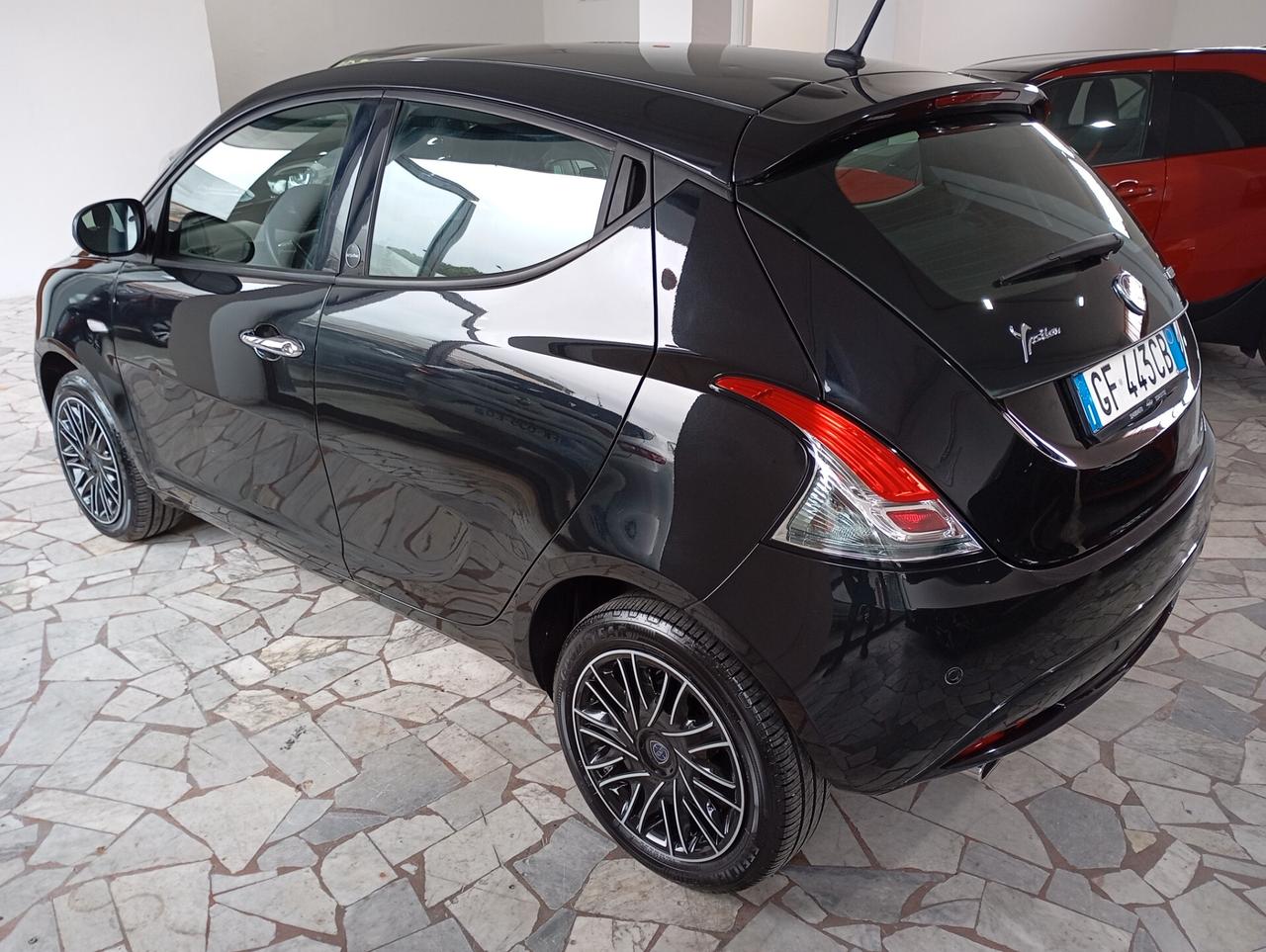 Lancia Ypsilon 5P 1.0 FireFly Hybrid Ecochic Gold