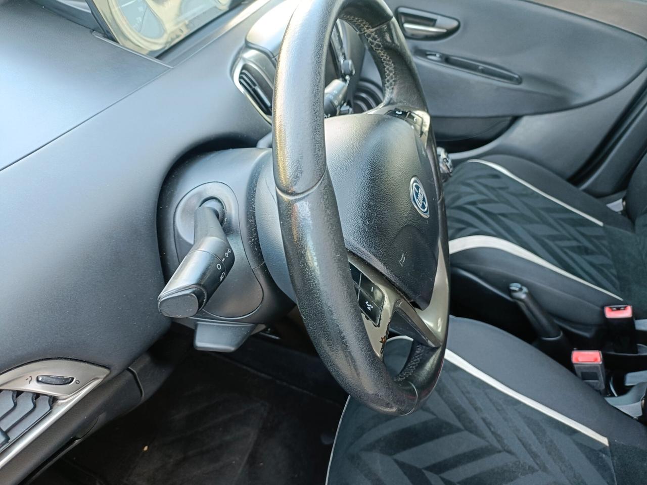 Lancia Ypsilon 1.2 69 CV 5 porte Gold