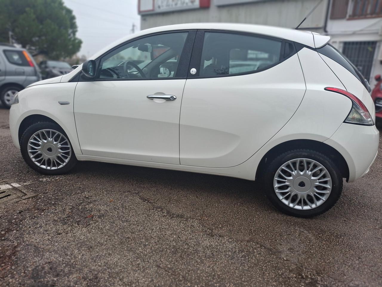 Lancia Ypsilon 1.2 ,5 porte GPL