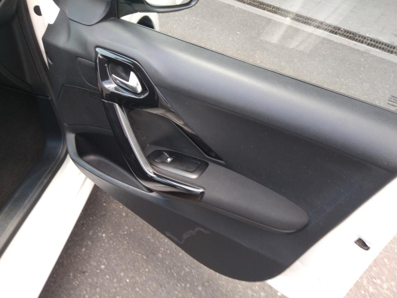 Peugeot 208 1.4 HDi 68 CV 5 porte Allure x neopatentati