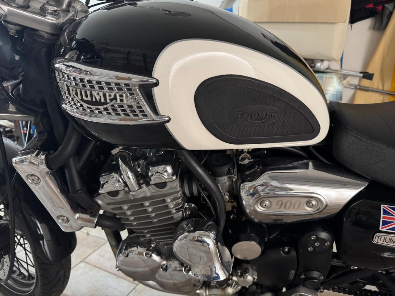 Triumph Thunderbird 900