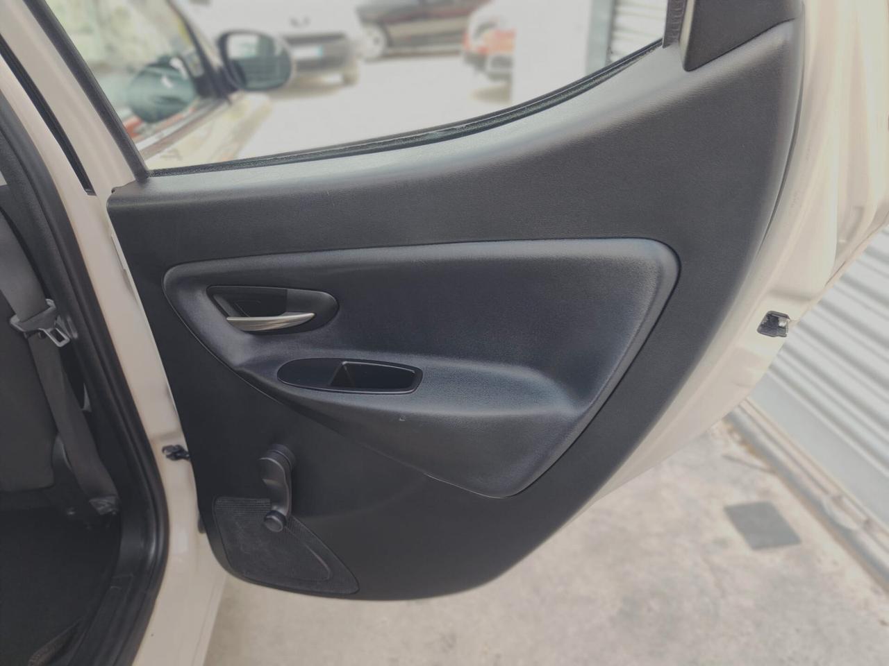 Lancia Ypsilon 1.2 69 CV 5 porte GPL Ecochic Silver