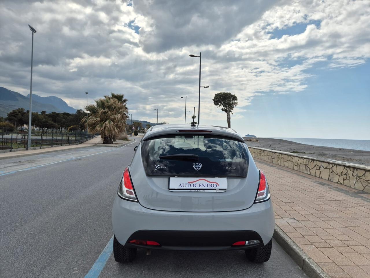 Lancia Ypsilon 1.0 FireFly 5 porte S&S Hybrid Ecochic Silver