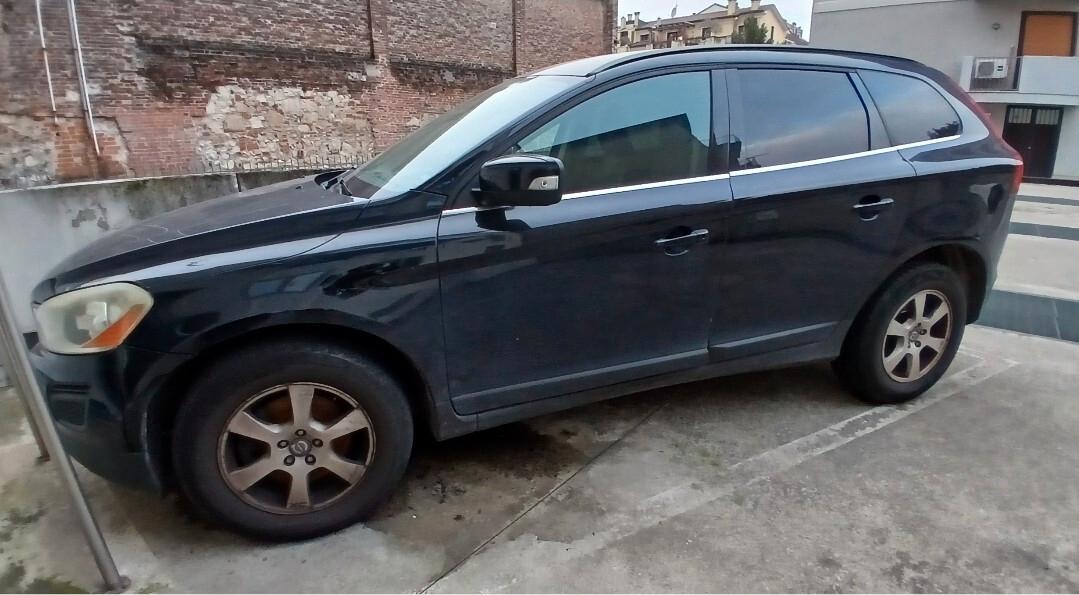 Volvo XC60 Momentum *CAMBIO DA VEDERE*