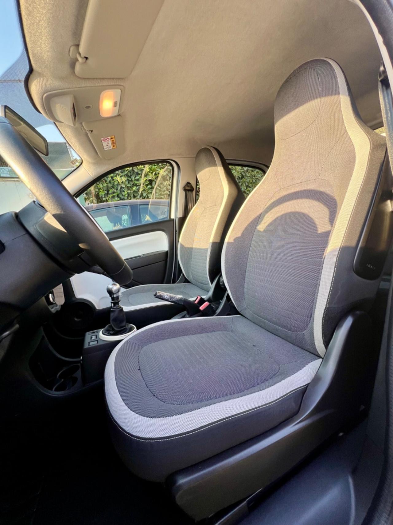 Renault Twingo TCe 90 CV,Navi,retrocamera,sensori di parc.,schermo touchscreen,ecc.