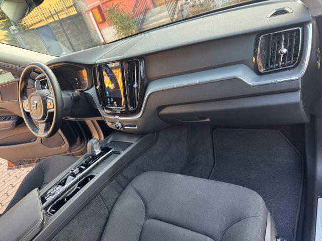 VOLVO XC60 B4(d) 197CV AUT. Mom.Core (AUTOCARRO N1)