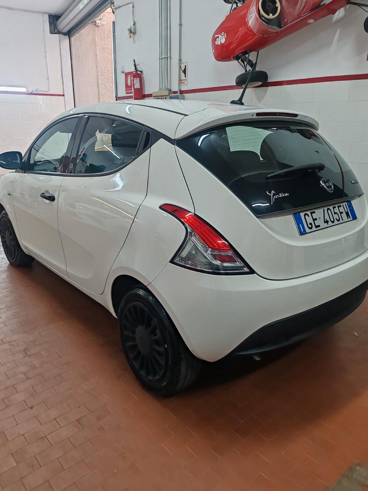 Lancia Ypsilon 5 Porte Ypsilon 1.0 firefly hybrid Silver s&s 70cv