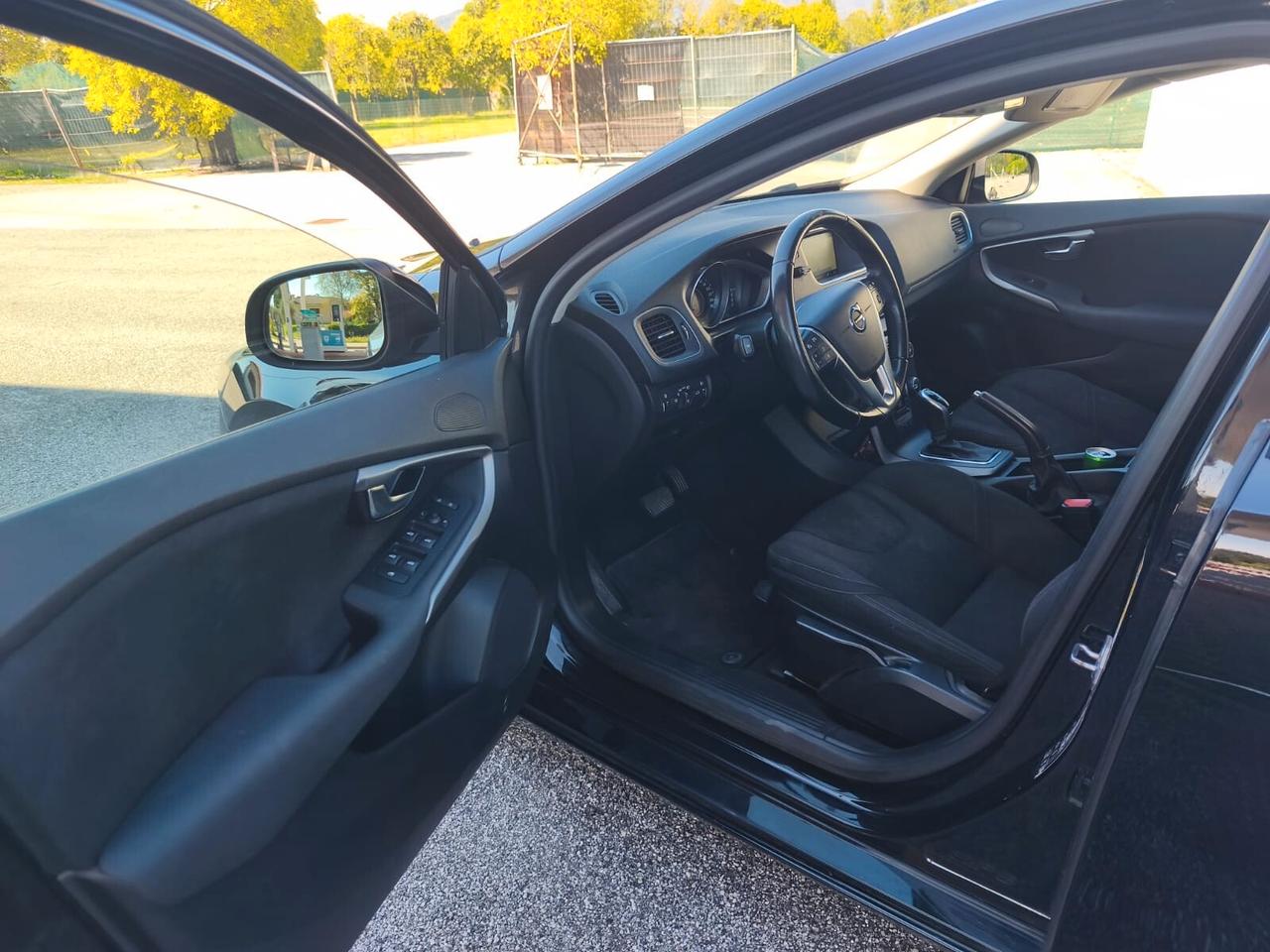 Volvo V40 D2 Geartronic R-design Mom-Accetto Permute