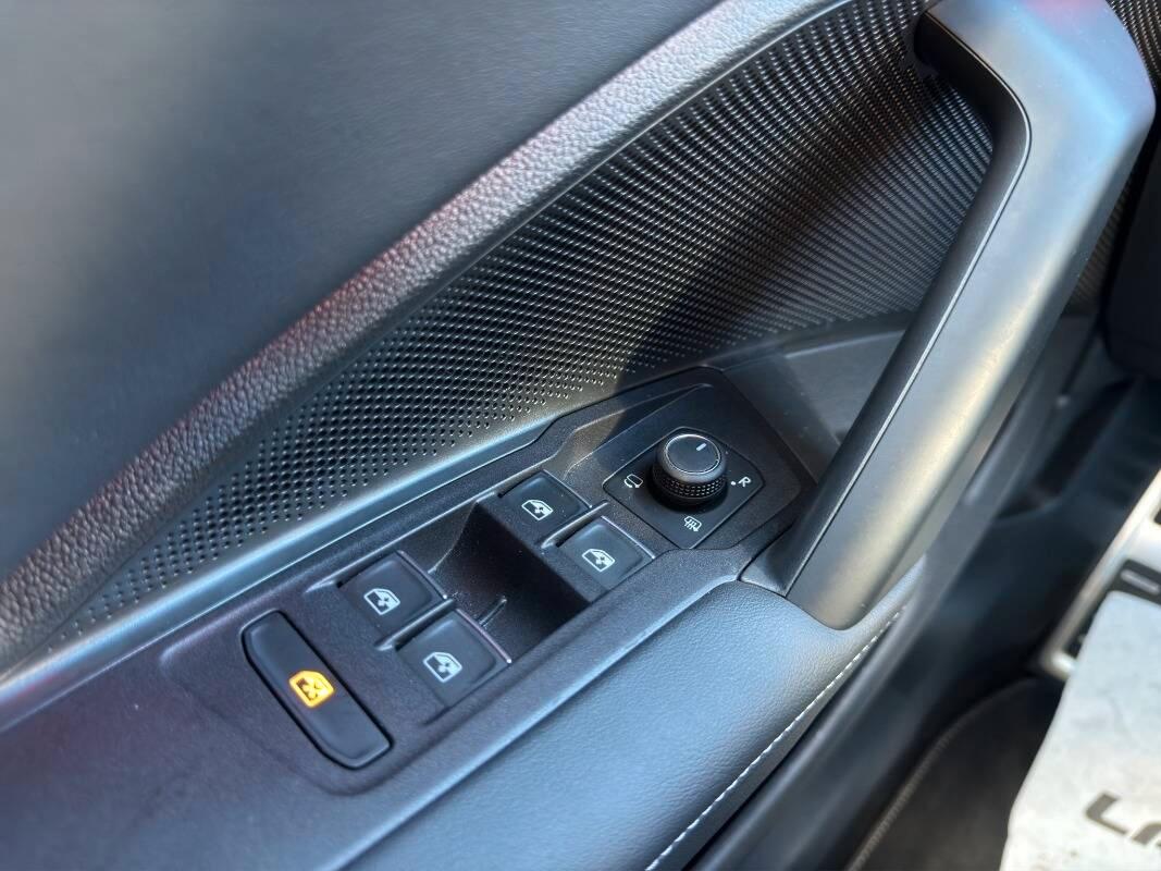 Volkswagen Tiguan 2.0 tdi R-Line 150cv dsg Con NAVIGATORE