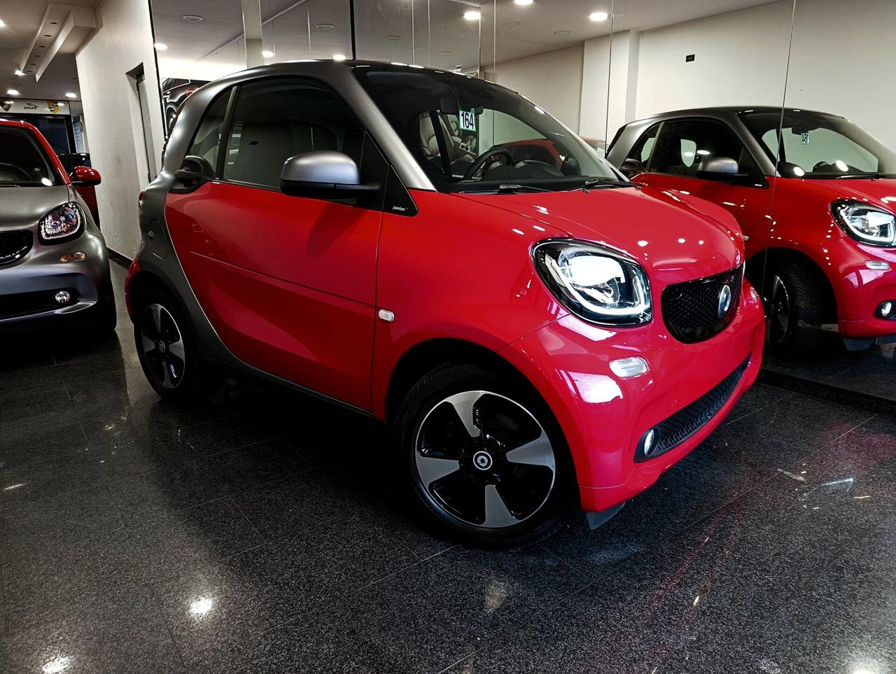 Smart ForTwo 70 1.0 twinamic Passion Grey opaco e Rosso