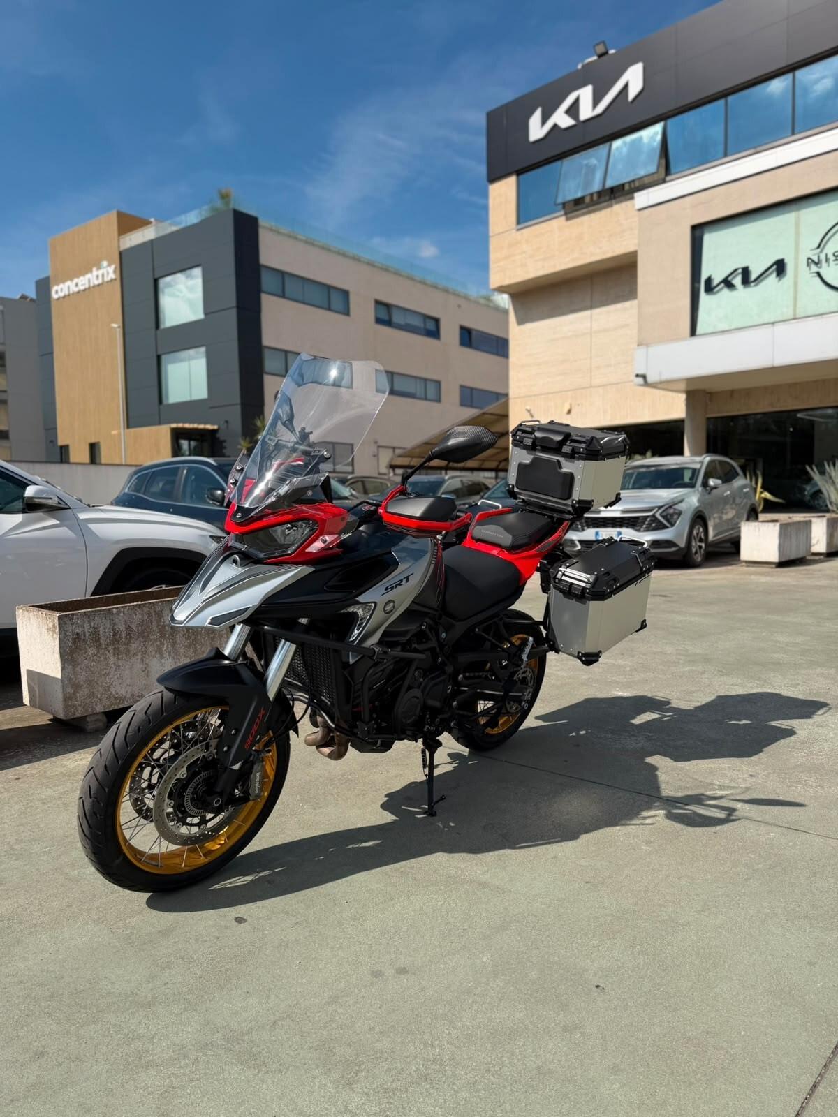 QJ MOTOR SRT 900 SX – 3.300 KM – TRIS VALIGIE