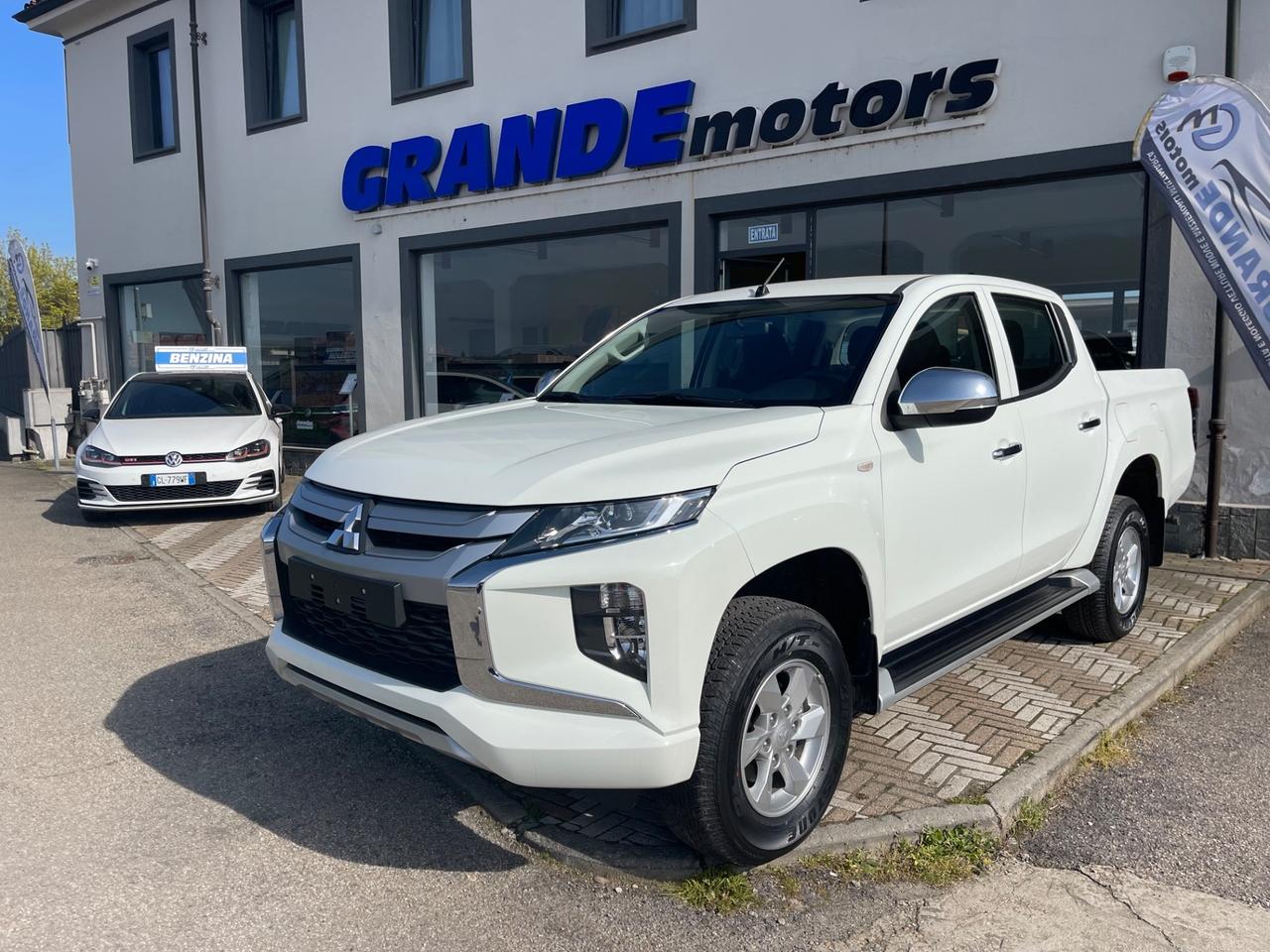 Mitsubishi L200 2.2 D 150cv Club Cab 4x4 INSTYLE PLUS