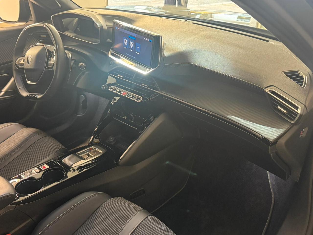 Peugeot 2008 Hybrid 136 e-DCS6 GT