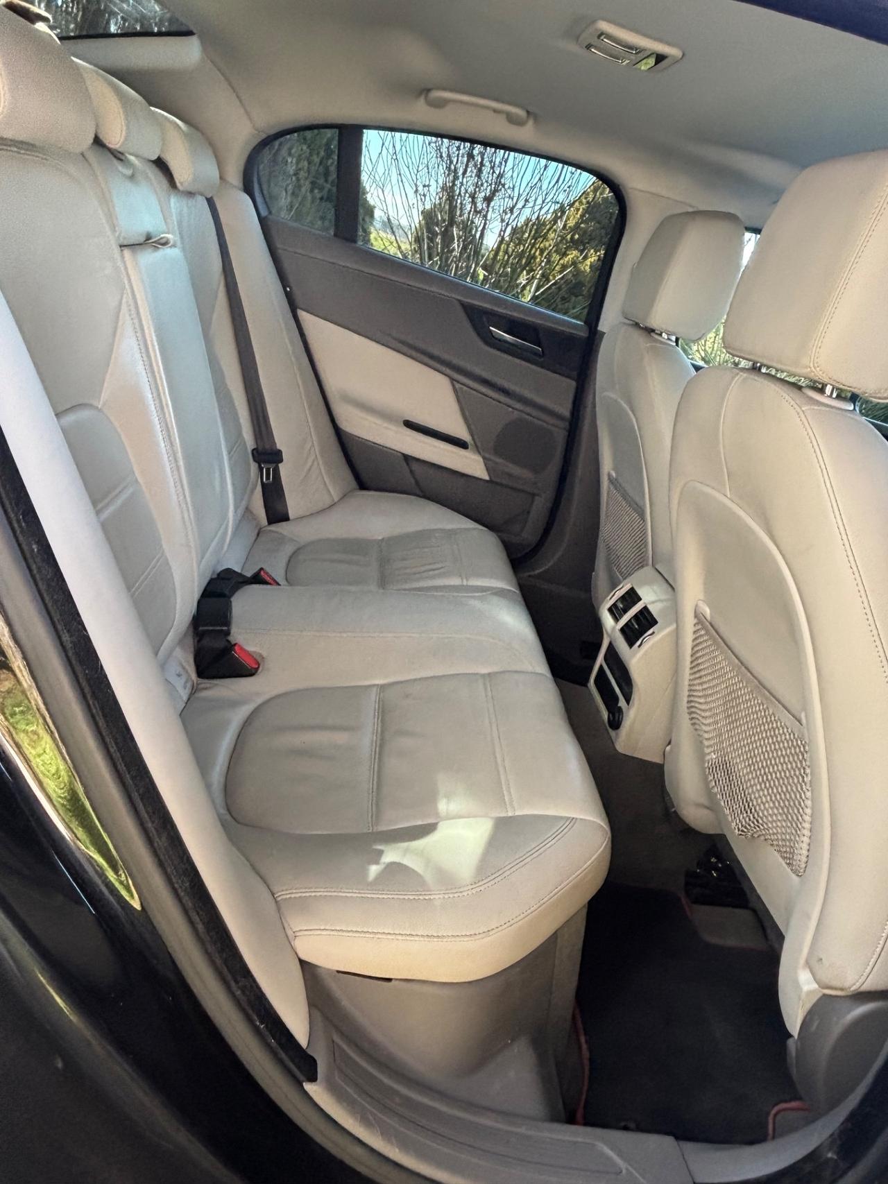 Jaguar XE 2.0 D Turbo R-Sport