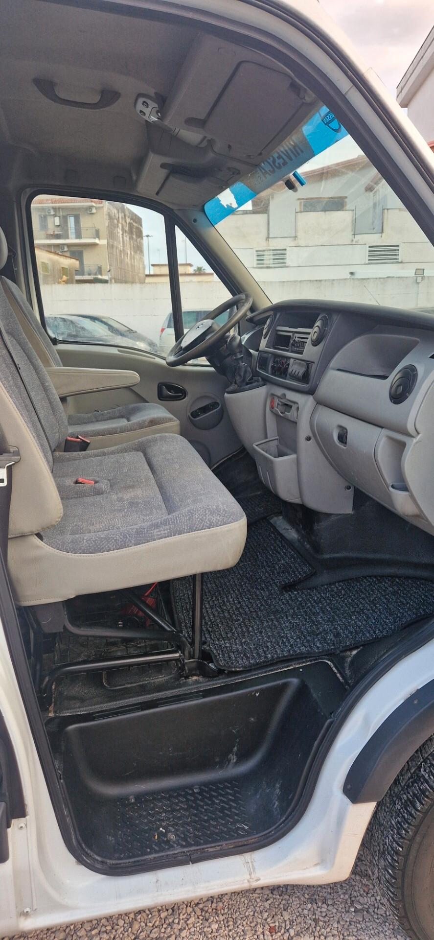 Nissan intestare 2.5 120cv 3posti
