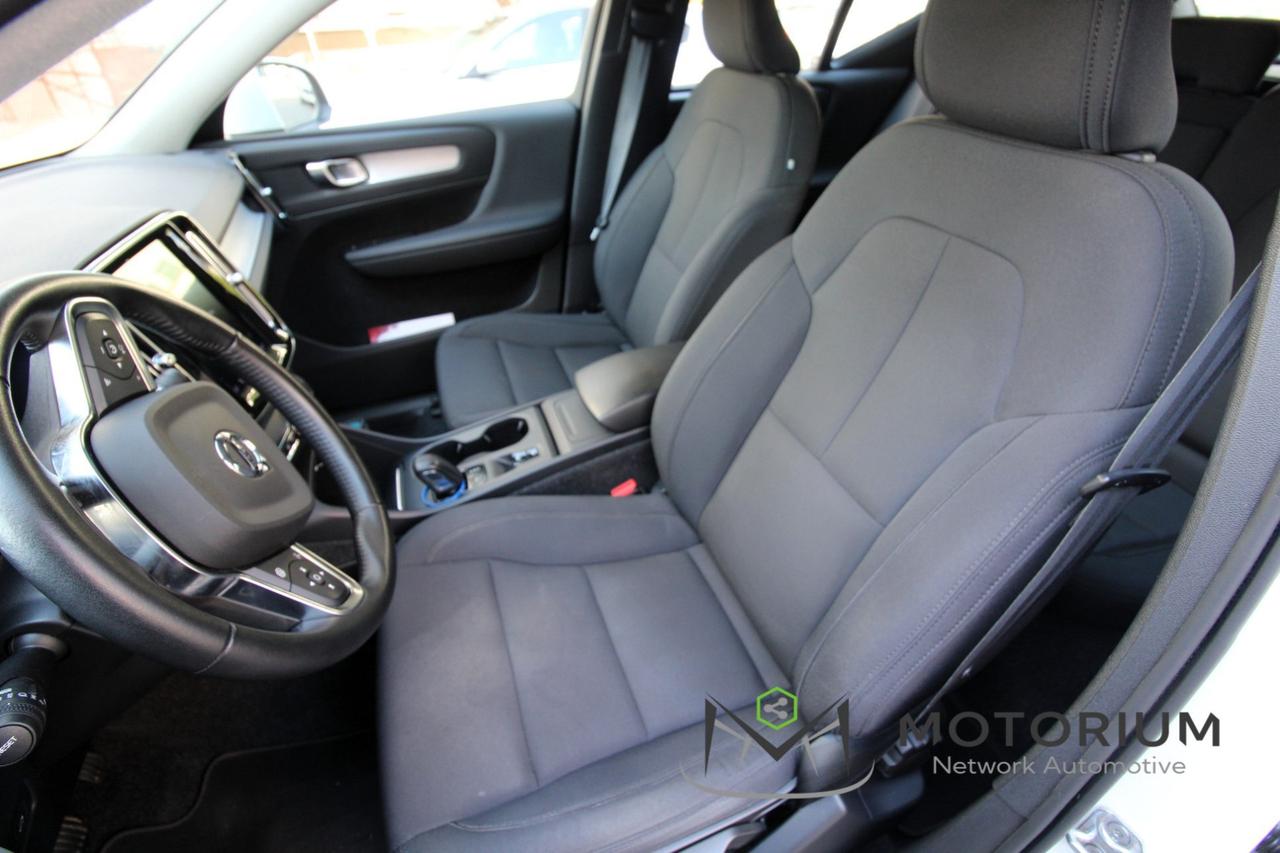 VOLVO XC40 MOMENTUM