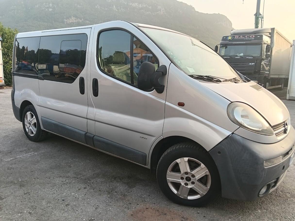 Opel Vivaro 27 1.9 DTI 8 posti + gancio traino