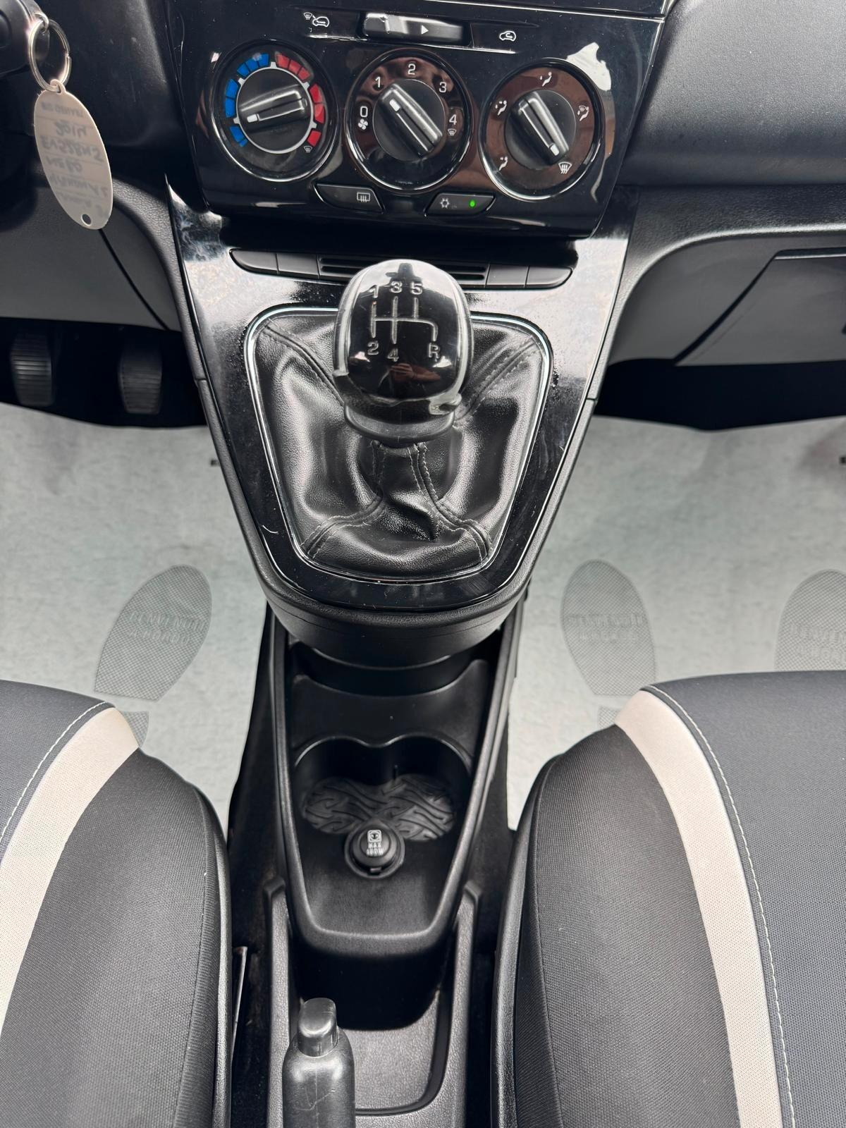 Lancia Ypsilon 1. 2 BENZINA 69CV 2014