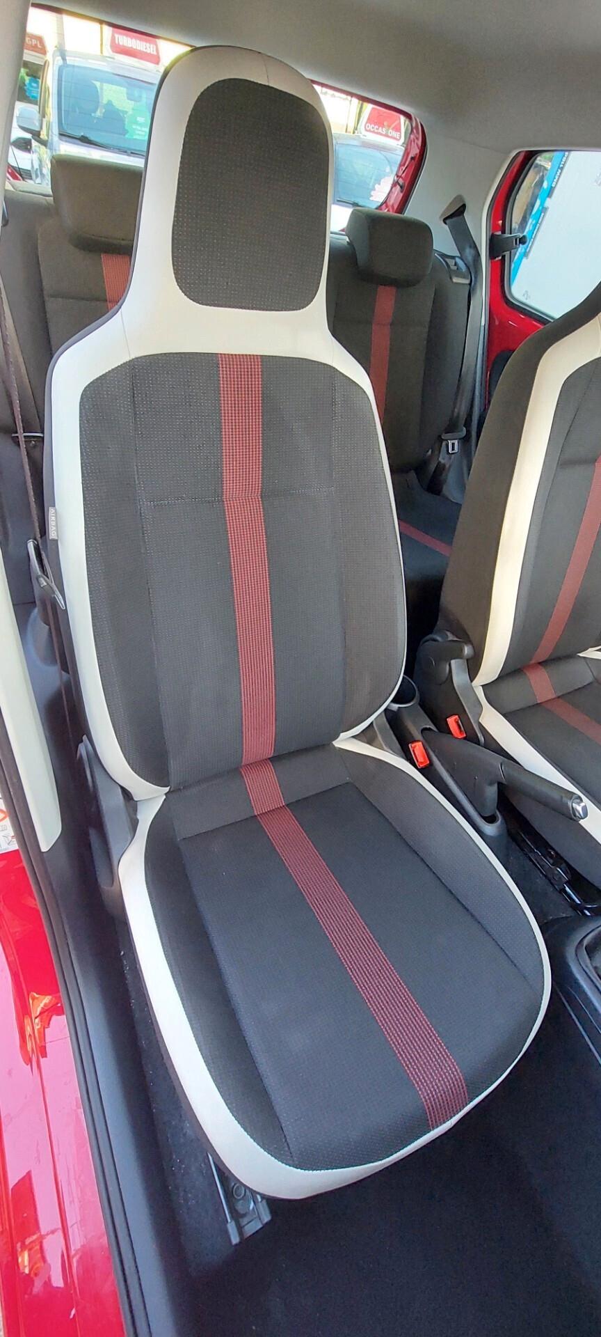 VOLKSWAGEN UP BENZINA/METANO DI SERIE TELEFONO LEGA PELLE SENSORI IMPECCABILE