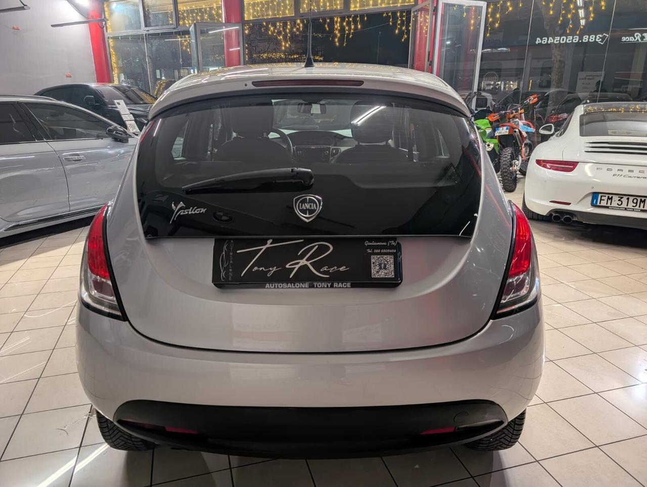 Lancia Ypsilon 0.9 TwinAir 85 CV 5 porte Metano Ecochic Silver