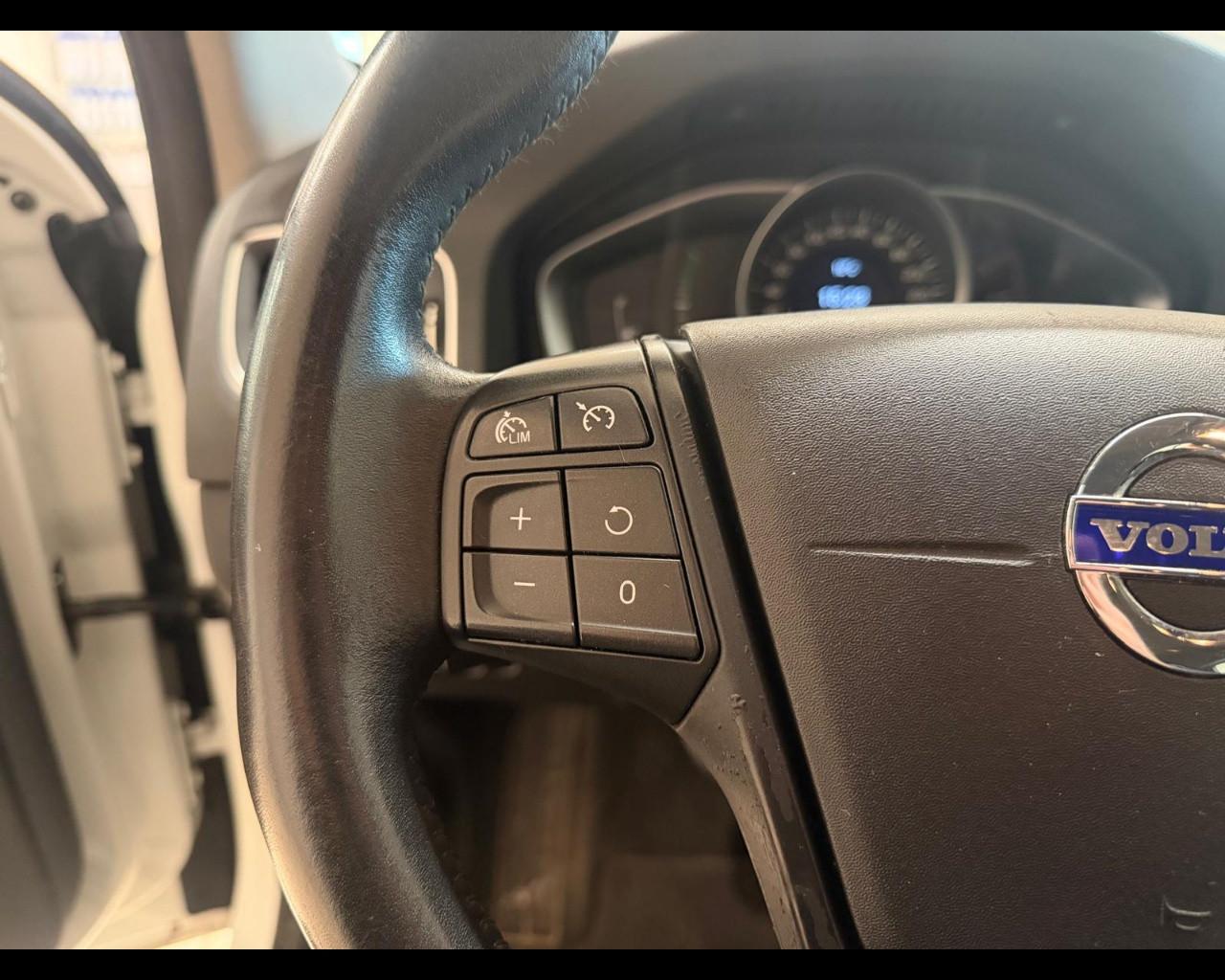 VOLVO V60 CC (2015-2018) - V60 Cross Country D3 Geartronic Business