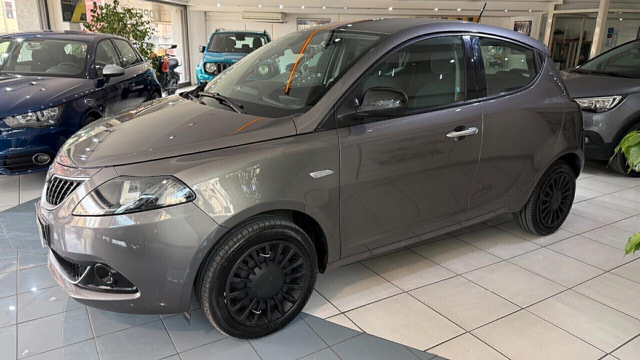 Lancia Ypsilon 1.0 FireFly 5 porte S&S Hybrid Silver