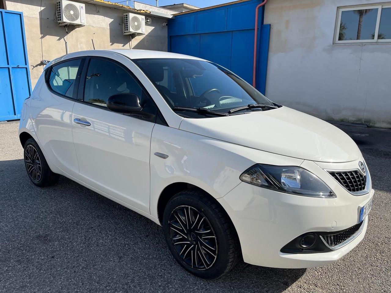 Lancia y 1.0 hybrid- 69 cv -km 69000-06/2022