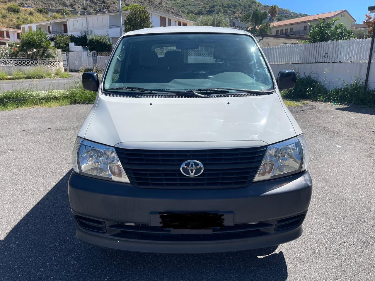 Toyota Hiace 2.5 D-4D Van 3 posti