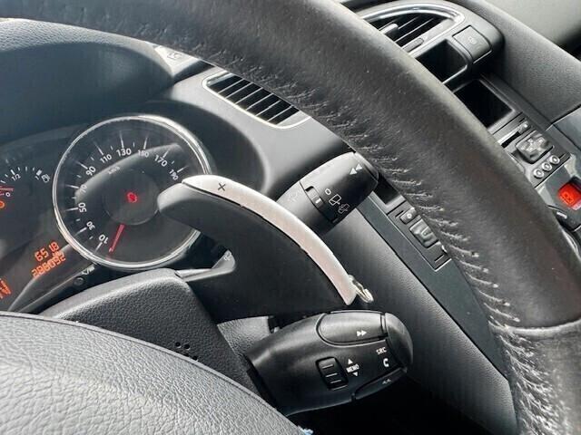 Peugeot 3008 1.6 e-HDi 112CV C. Autom.-Navi-Tel-Pdc-Cruise C.-Grip Control