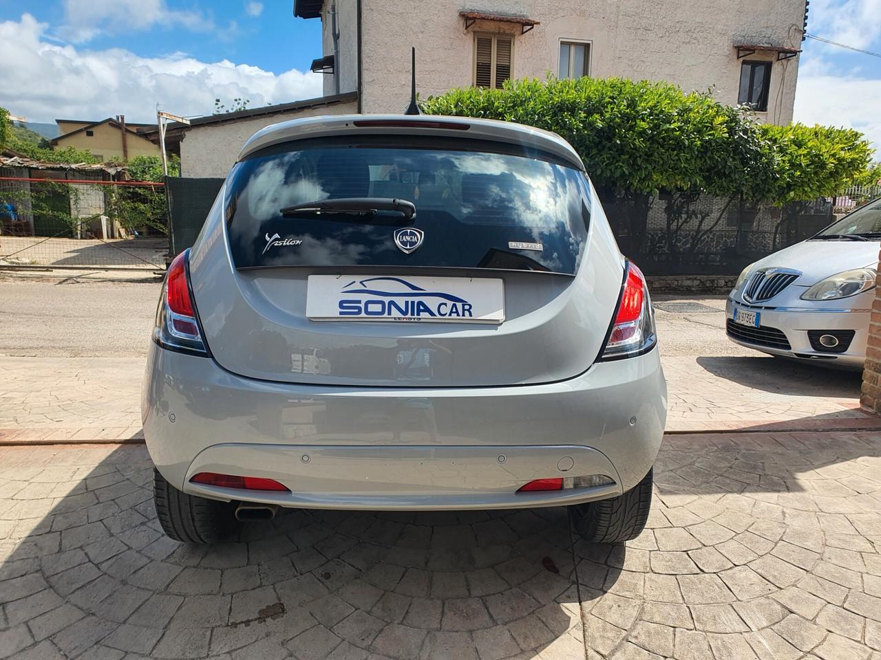 Lancia Ypsilon 1.0 FireFly 5 porte S&S Hybrid Ecochic Silver