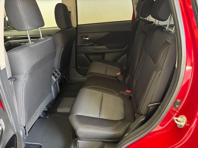 MITSUBISHI Outlander 2.4 MIVEC 4WD PHEV Instyle