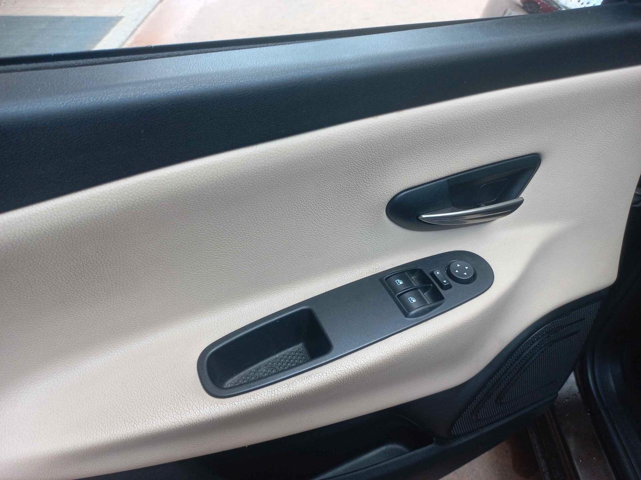 Lancia Ypsilon 1.2 69 CV 5 porte GPL Ecochic Silver