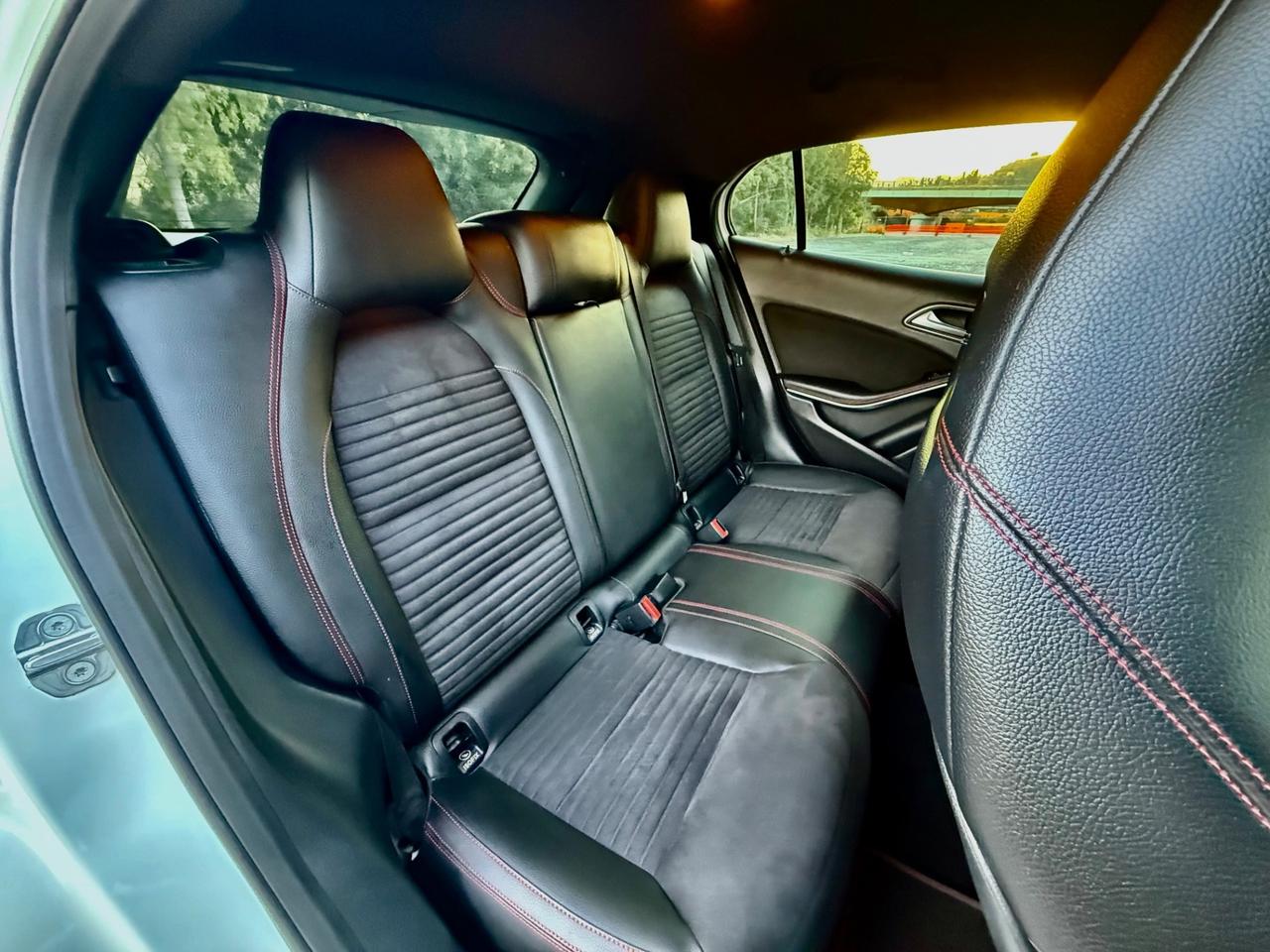 MERCEDES- BENZ GLA 200 D AMG PREMIUM