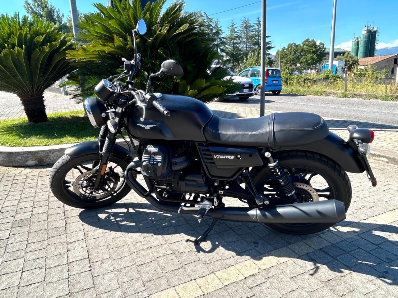Moto Guzzi V7 III Stone ABS Night Dark 2019 km 7000