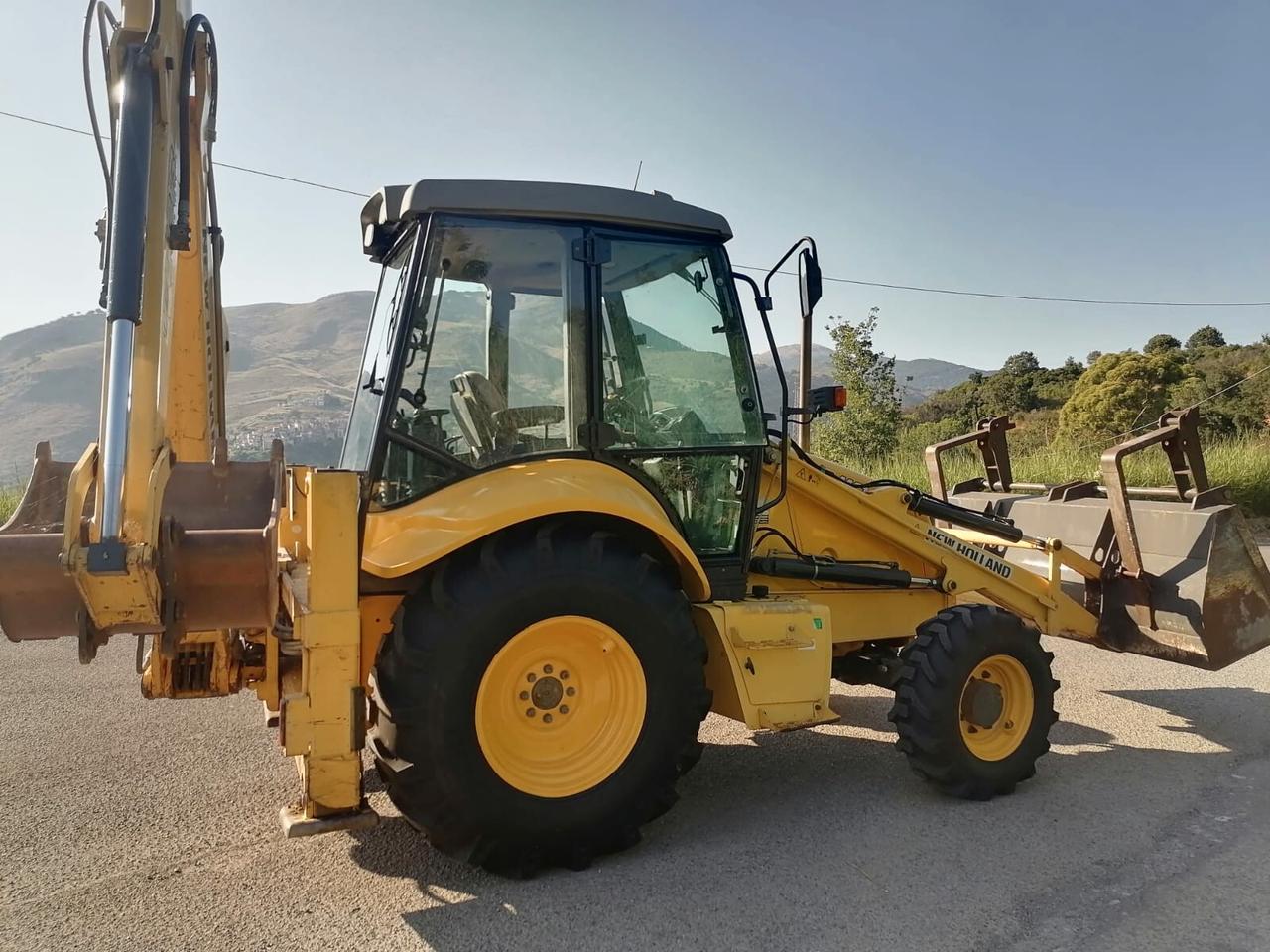 Terna Seminuova New-Holland LB110 B