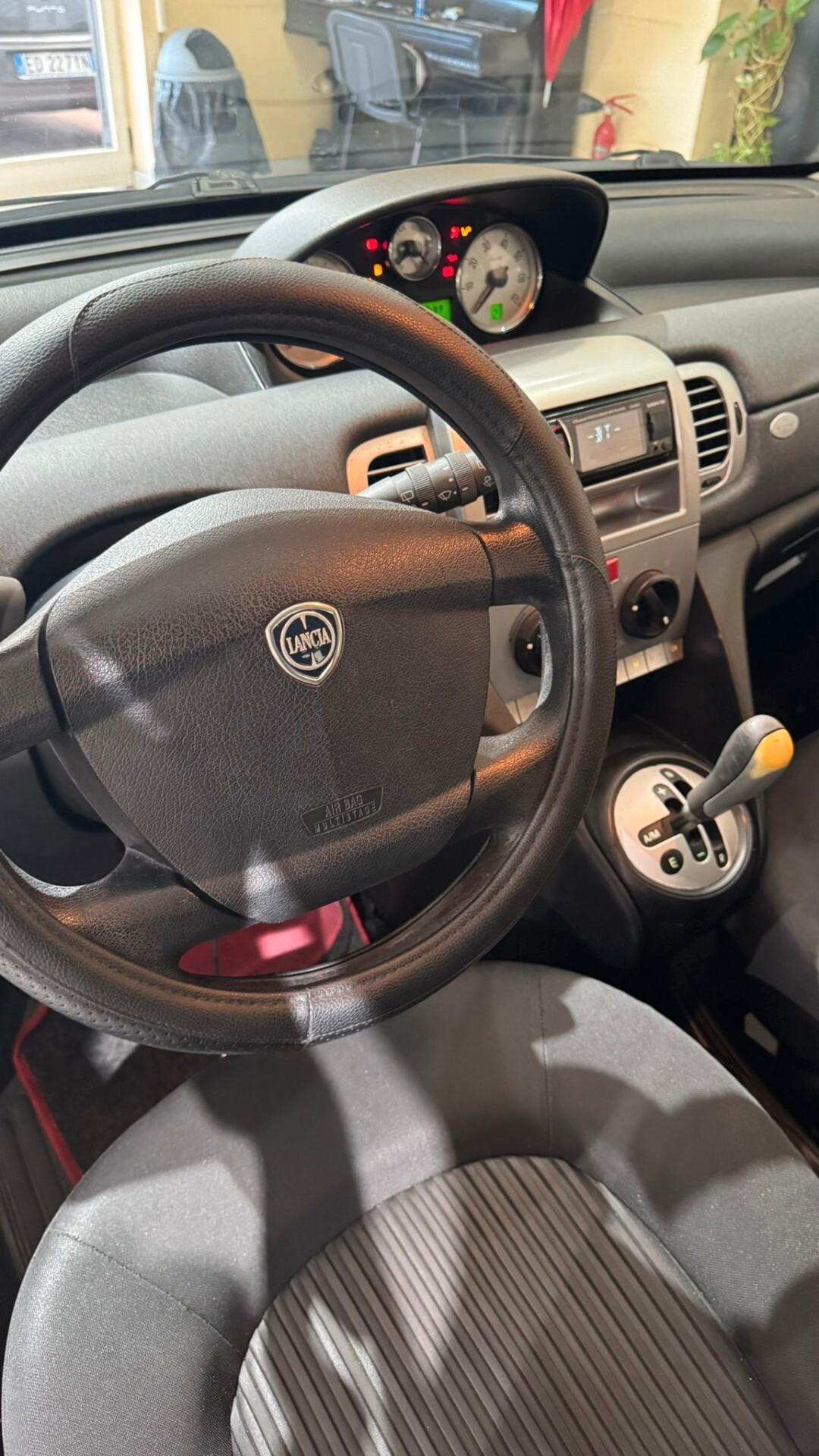Lancia Ypsilon 1.3 MJT 75 CV Versus
