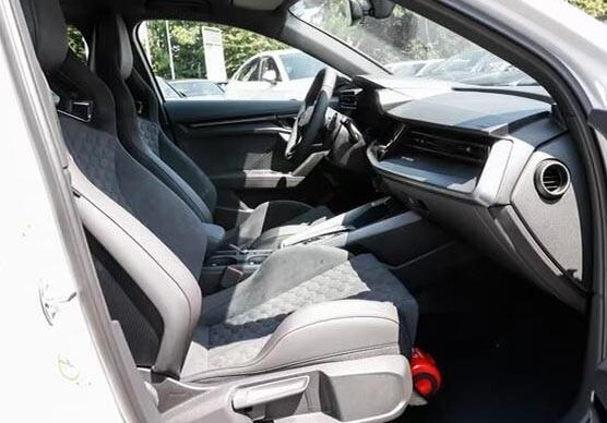 Audi RS3 Sportback sedili a guscio spoiler in carbonio matrix