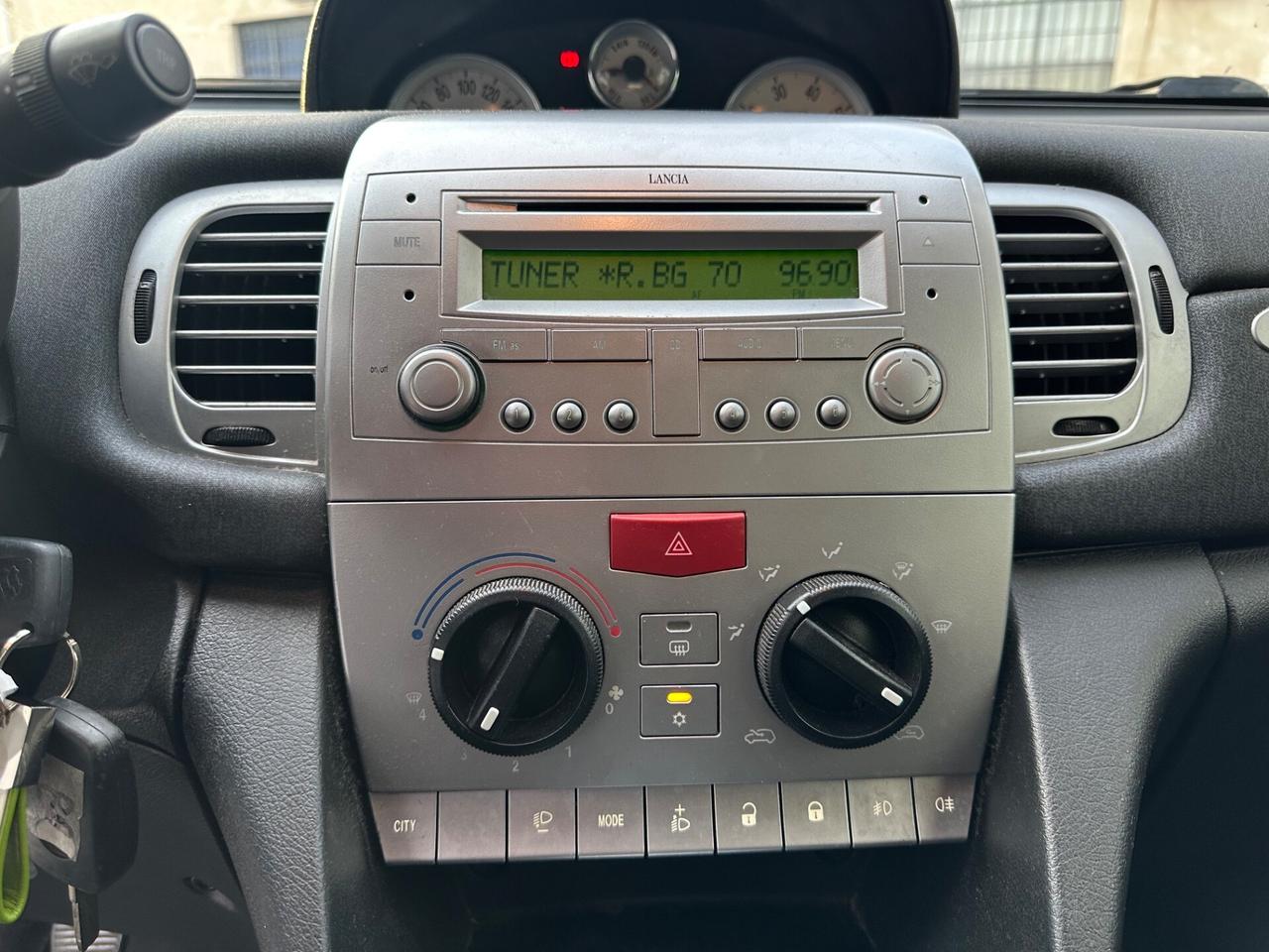 Lancia Ypsilon 1.4 16V Sport MomoDesign