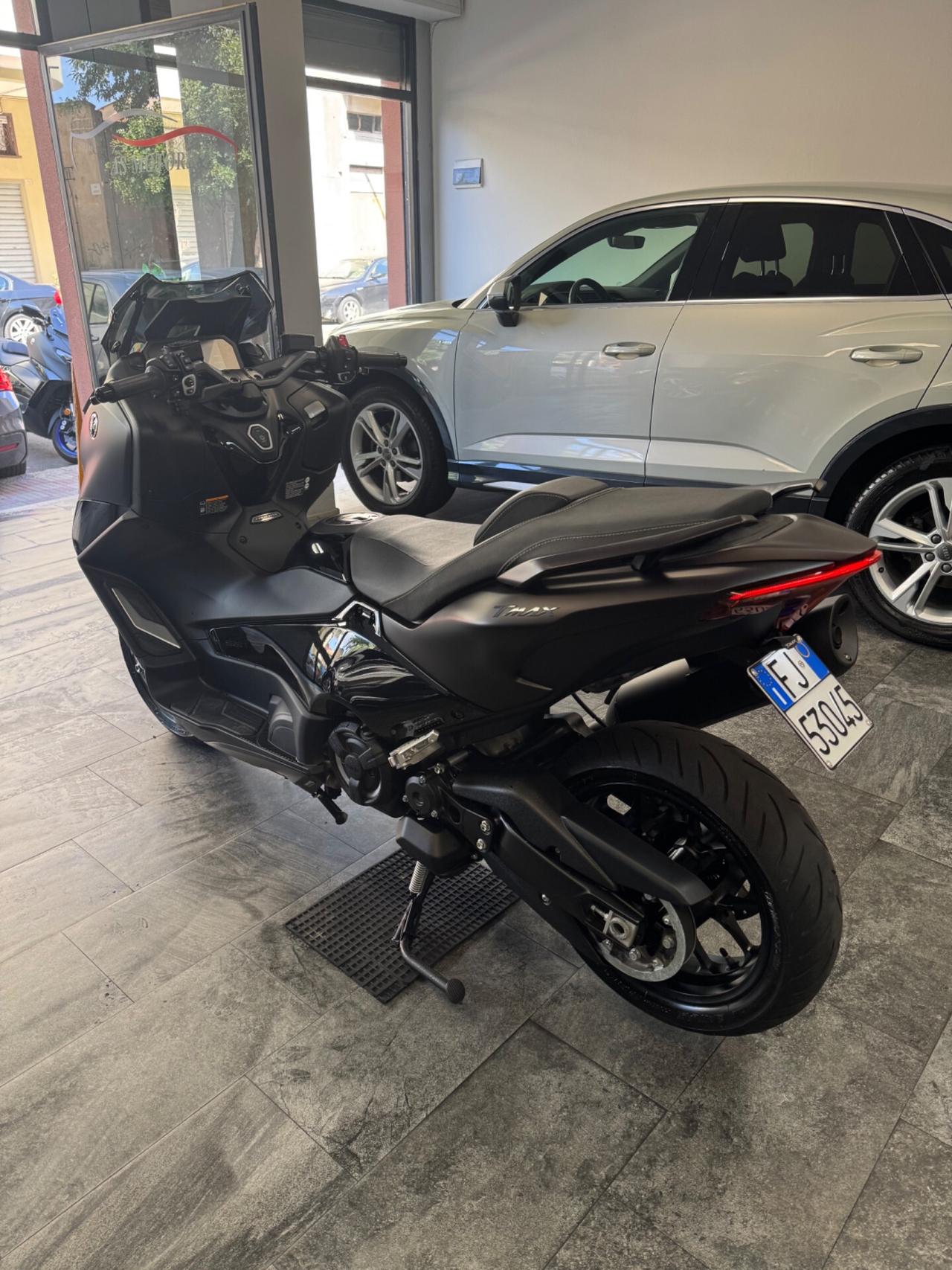 Yamaha TMAX 560 DARK MAGMA TECH MAX